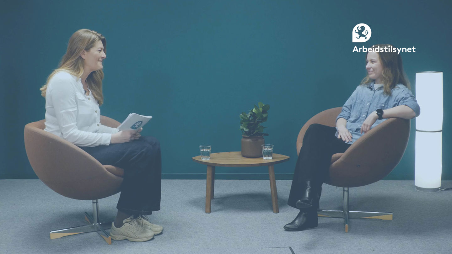 Bilde av programleder Ingri og gjest Marianne. De sitter i stoler ovenfor hverandre, snakker sammen og smiler.