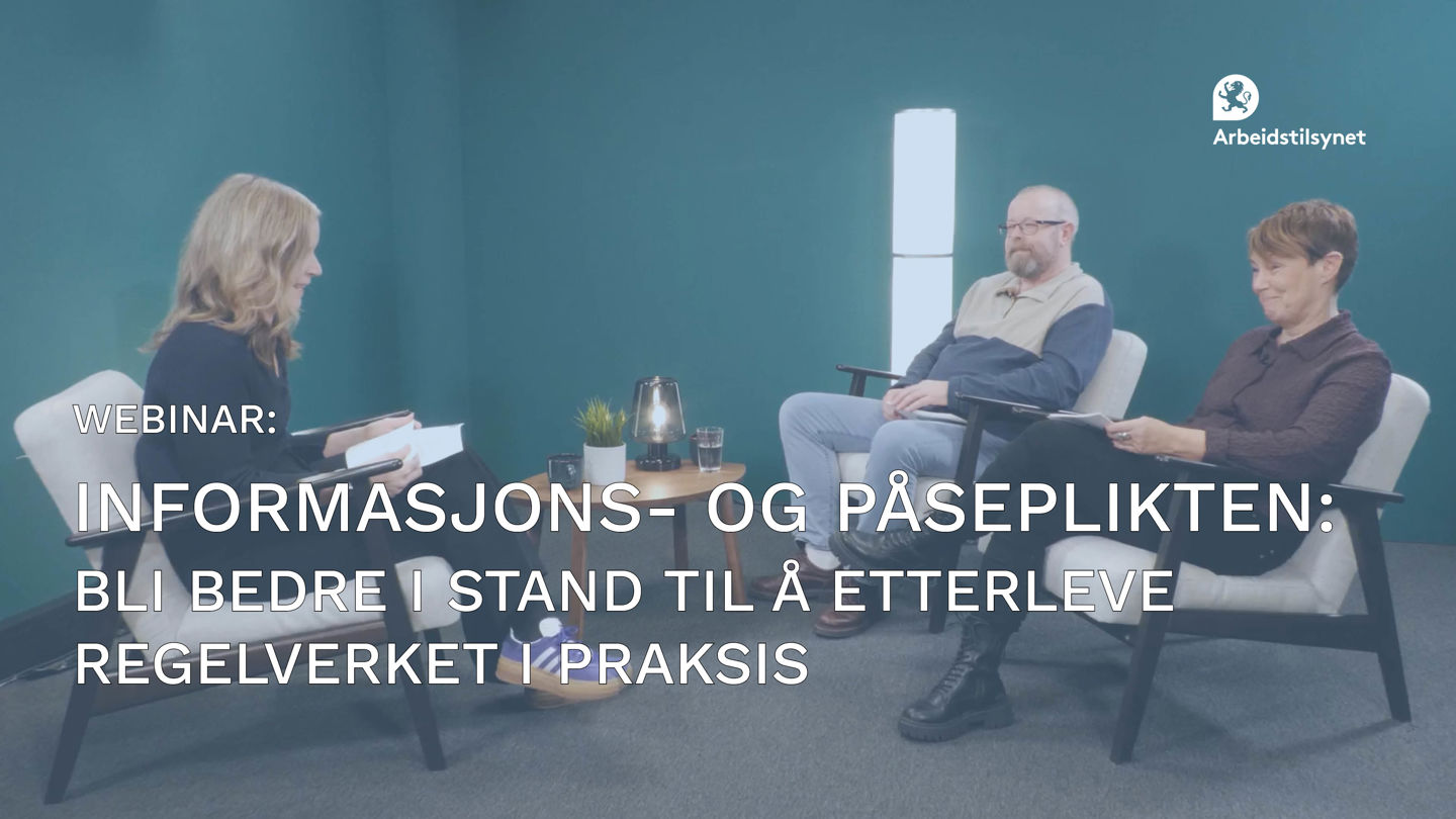 Bilde fra webinaret av programleder Trine Aaen og de to gjestene i hver sin stol. Se ser på hverandre, smiler og snakker sammen.