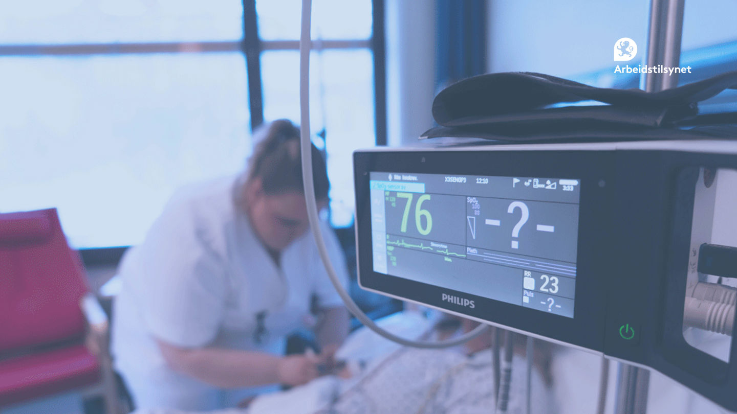 Bilde fra innslag fra sykehus fra webinaret. Fokus er på et apparat som blant annet viser hjerterytme. I bakgrunnen ser vi en pasient i ei seng, og en sykepleier stående ved siden av senga.