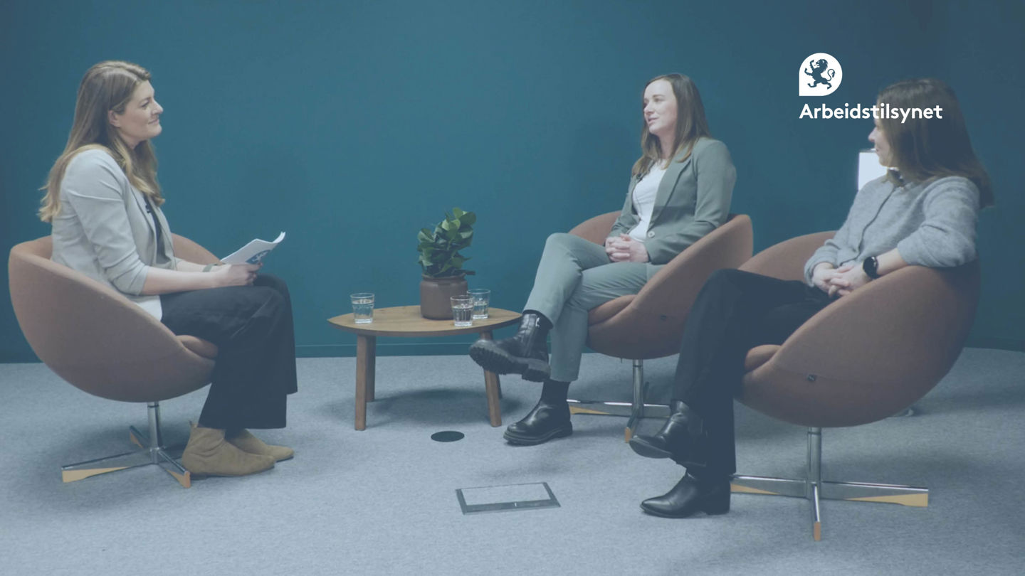 Bilde av programleder Ingri, med gjestene Karoline og Marianne i studio. De sitter mot hverandre i en samtale.