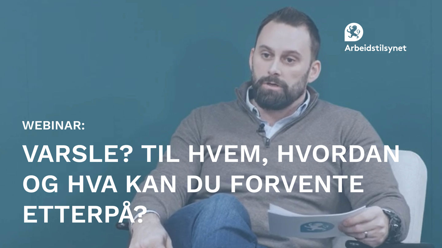 Bilde fra webinaret av en av de mannlige deltakerne fra Arbeidstilsynets svartjeneste. Han sitter i en stol, og snakker.