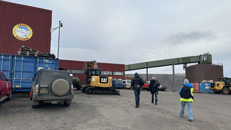 tre inspektører fra arbeidstilsynet utenfor gruve 7 på svalbard