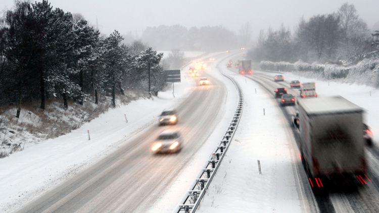 Bilder som kjører på en veg på vinterføre