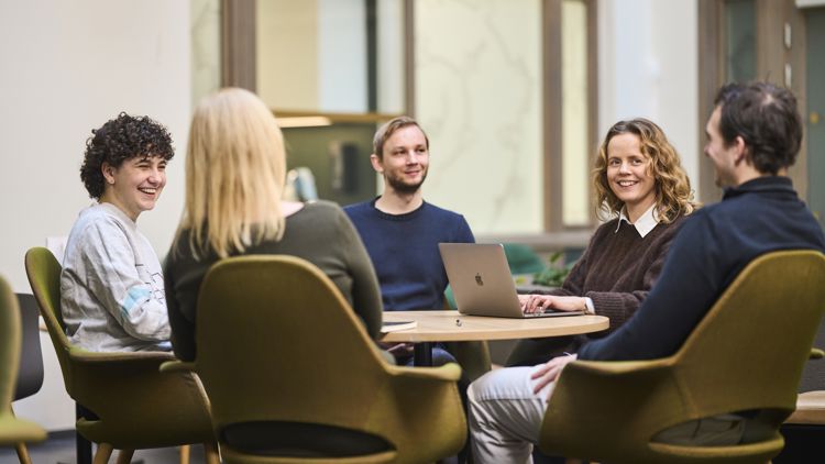 Kolleger sitter og prater sammen rundt et bord